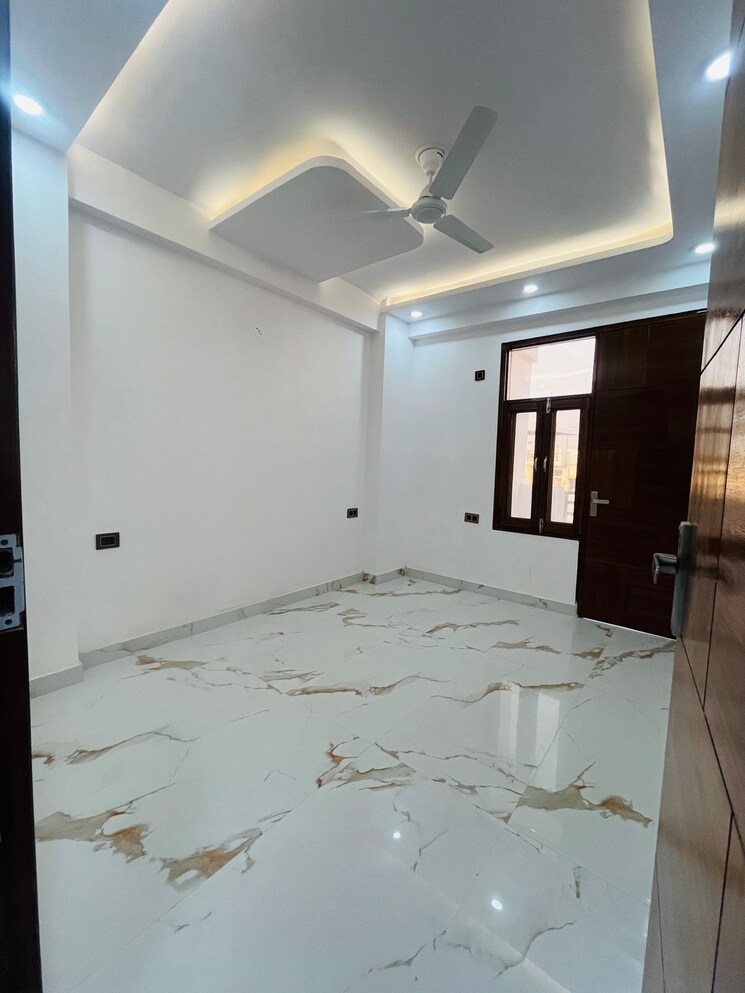 Room, sector 73 3 Bedroom 1400 Sq.Ft. Builder Floor In Sector 73 Noida 9569469
