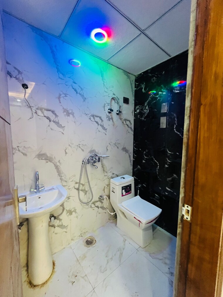 Bathroom, sector 73 3 Bedroom 1400 Sq.Ft. Builder Floor In Sector 73 Noida 9569469