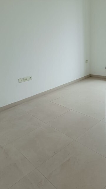 Room in 2.5 BHK Apartment at Oberoi Realty Woods, Goregaon East – for Rent