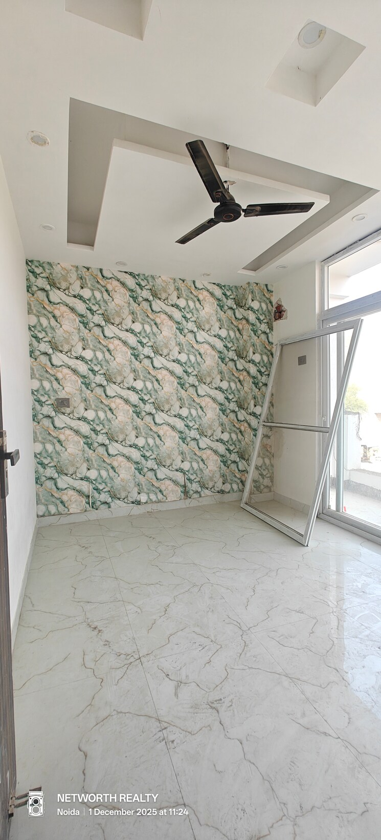 Room, sector 73 2 Bedroom 1000 Sq.Ft. Builder Floor In Sector 73 Noida 9569528