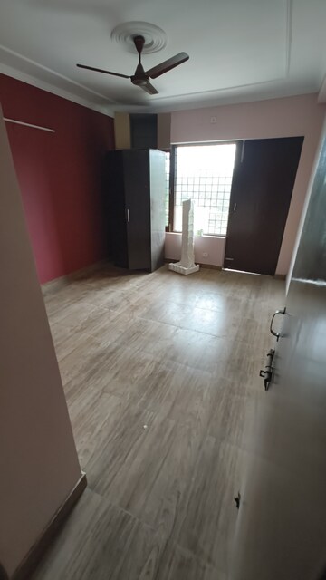 Room in 3 BHK Builder Floor at Vipul World Floors, Sector 48 – for Rent