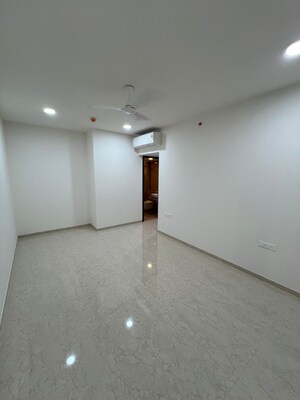 Room in 4 BHK Apartment at Lodha Aura, Wadala – for Rent