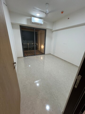 Room in 4 BHK Apartment at Lodha Aura, Wadala – for Rent