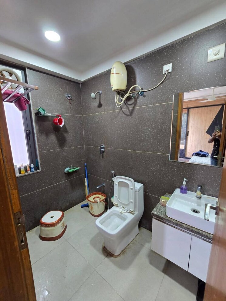 Attached Bathroom, laxmi-niwas-dadar-east 3 Bedroom 1200 Sq.Ft. Apartment In Dadar East Mumbai 9569541