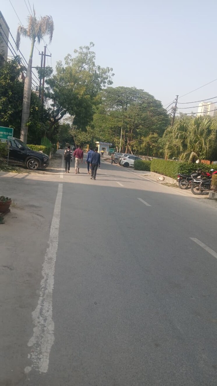  Parking, rwa-apartments-sector-50  300 Sq.Yd. Plot In Sector 50 Noida 9569738