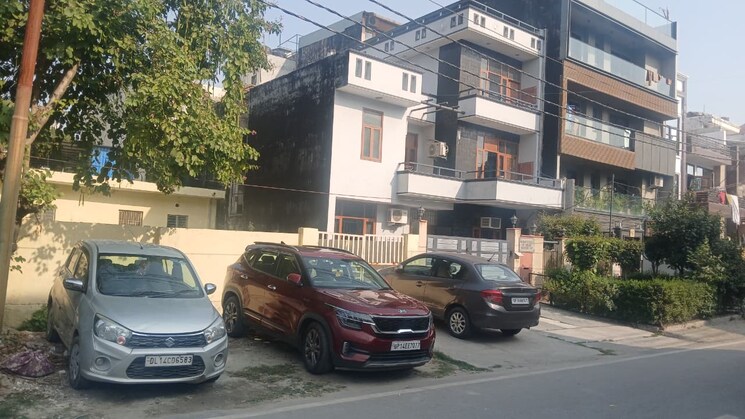  Parking, rwa-apartments-sector-50  300 Sq.Yd. Plot In Sector 50 Noida 9569738