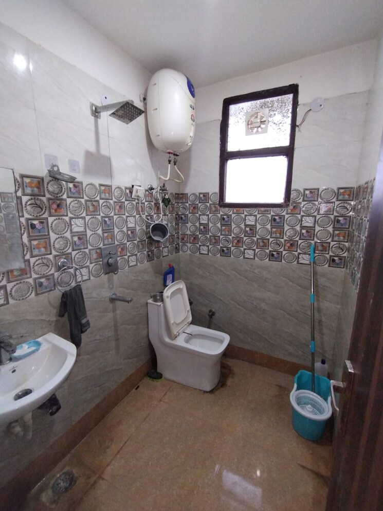 Bathroom, sector 69 3 Bedroom 170 Sq.Yd. Builder Floor In Sector 69 Gurgaon 9569788
