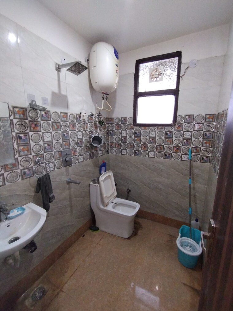 Bathroom, sector 69 3 Bedroom 170 Sq.Yd. Builder Floor In Sector 69 Gurgaon 9569788