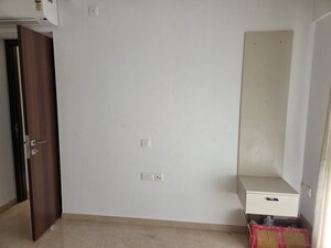 Room in 2 BHK Apartment at Hiranandani Highland, Powai – for Rent