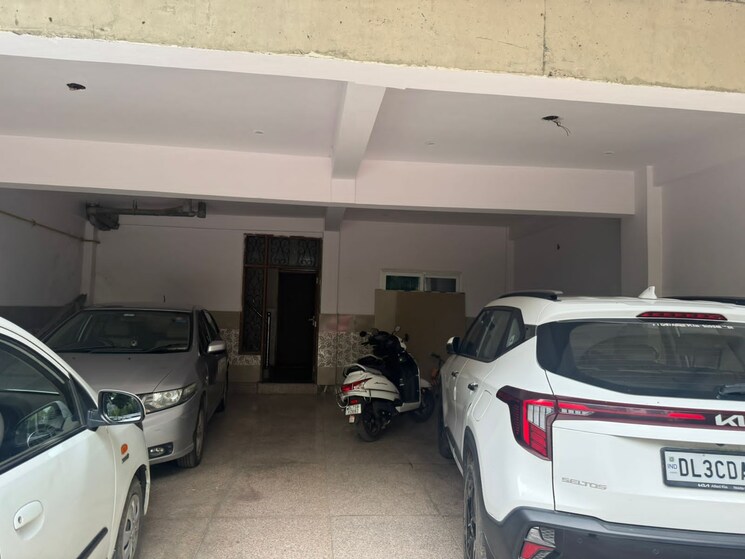 Team Area, sector 14 6+ Bedroom 112 Sq.Mt. Independent House In Sector 14 Noida 9569813
