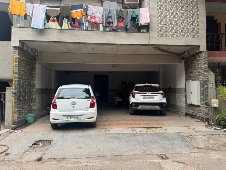  Parking, sector 14 6+ Bedroom 112 Sq.Mt. Independent House In Sector 14 Noida 9569813