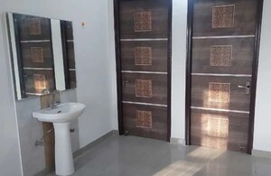 Bathroom in 2 BHK Apartment at Gomti Nagar – for Rent