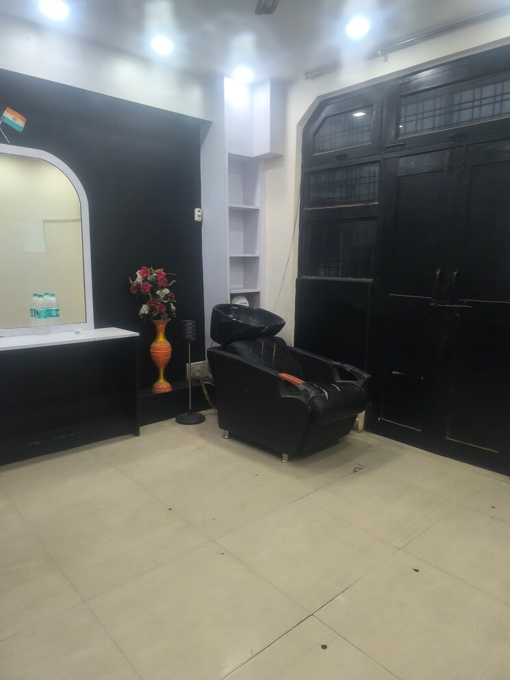  Parking, dwarka Commercial Office Space 300 Sq.Ft. In Dwarka Delhi 9569882