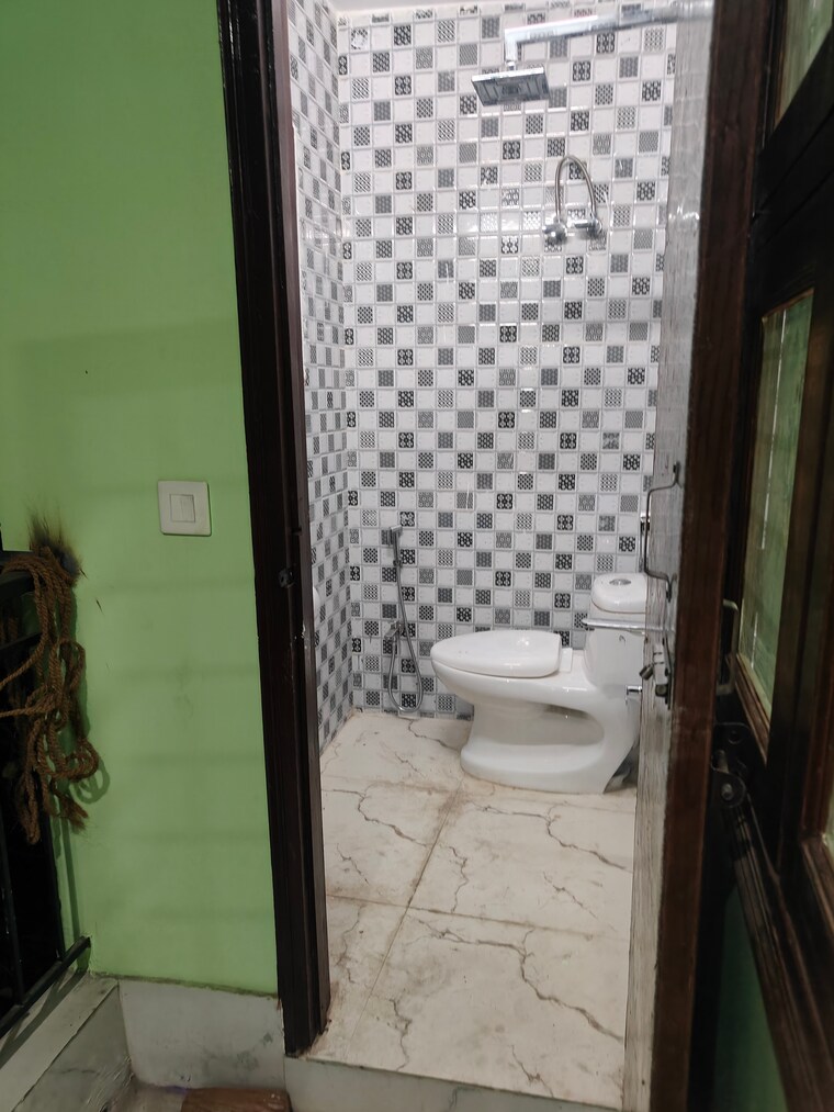 Bathroom, sarita-vihar-pocket-c-rwa 2 Bedroom 850 Sq.Ft. Independent House In Sarita Vihar Delhi 9569895