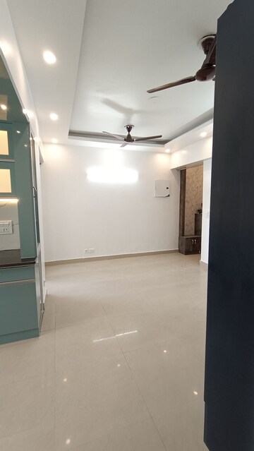 Room in 2 BHK Apartment at Sethi Max Royal, Sector 76 – for Rent
