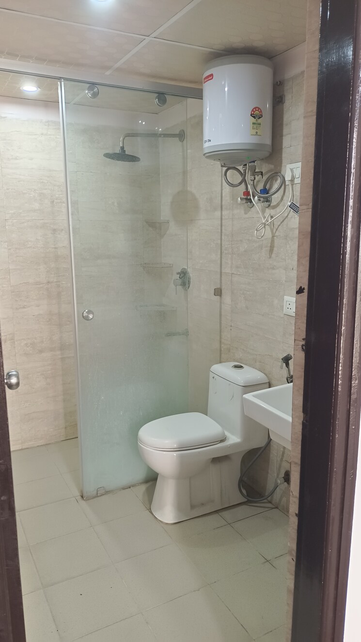 Bathroom, sethi-max-royal 2 Bedroom 895 Sq.Ft. Apartment In Sector 76 Noida 9569907