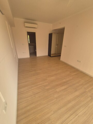 Room in 3 BHK Apartment at DLF The Skycourt, Sector 86 – for Rent