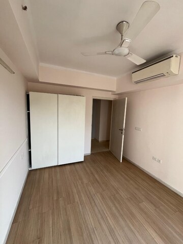 Room in 3 BHK Apartment at DLF The Skycourt, Sector 86 – for Rent