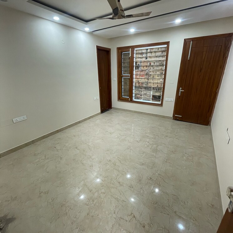 Room, sector 21c 3 Bedroom 250 Sq.Yd. Builder Floor In Sector 21c Faridabad 9569990