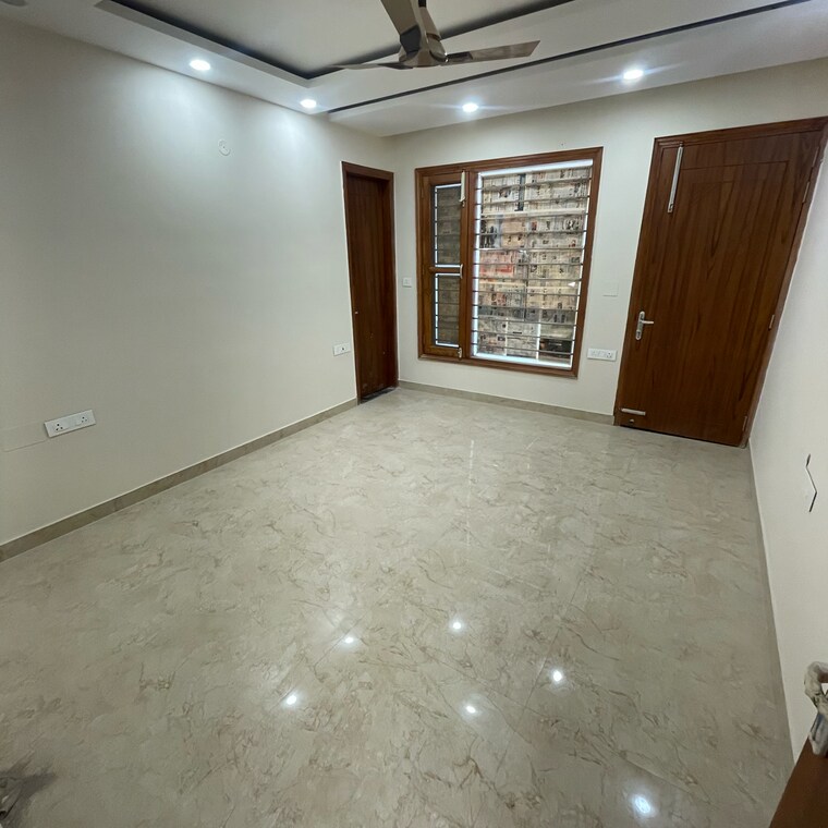 Room, sector 21c 3 Bedroom 250 Sq.Yd. Builder Floor In Sector 21c Faridabad 9569990