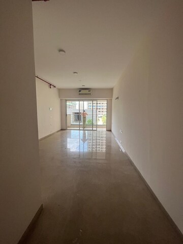 Room in 3.5 BHK Apartment at Kalpataru Radiance, Goregaon West – for Rent