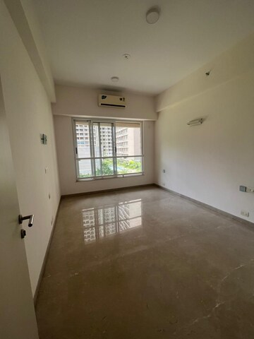 Room in 3.5 BHK Apartment at Kalpataru Radiance, Goregaon West – for Rent