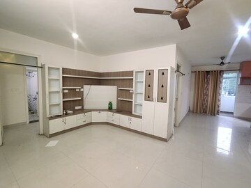 Room in 3 BHK Apartment at Reliable Layout – for Rent