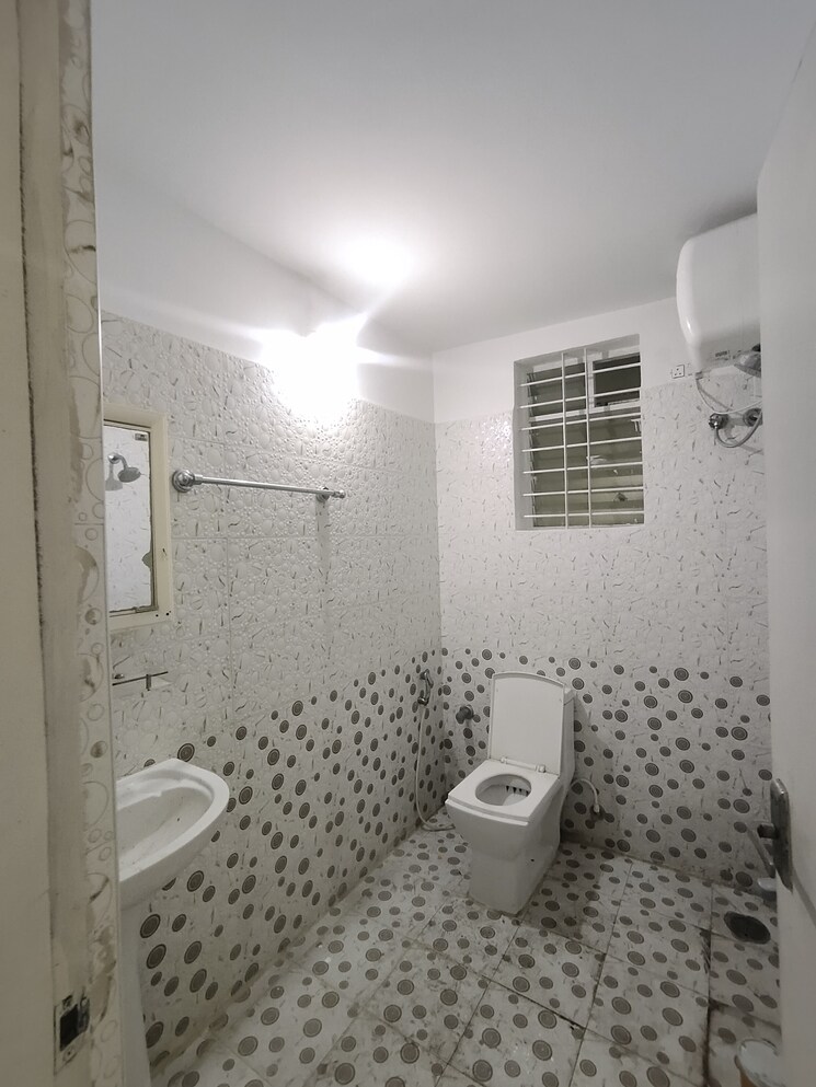 Bathroom, reliable layout 3 Bedroom 1500 Sq.Ft. Apartment In Reliable Layout Bangalore 9570047