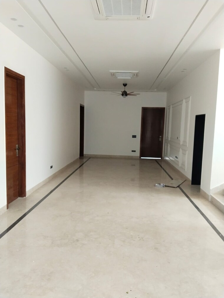 Room, vasant kunj 5 Bedroom 1000 Sq.Yd. Independent House In Vasant Kunj Delhi 9570051