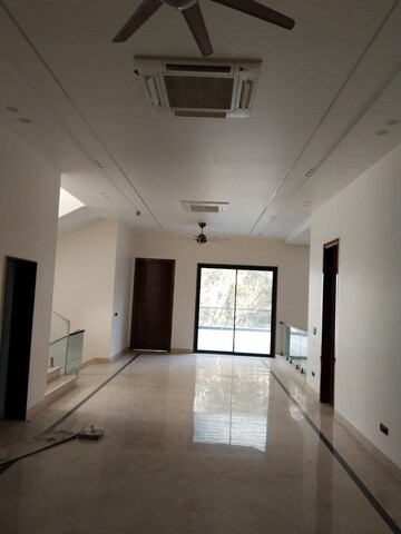 Room in 5 BHK Independent House at Vasant Kunj – for Sale