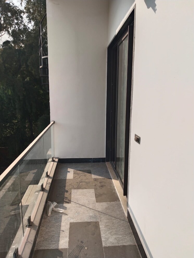 Balcony, vasant kunj 5 Bedroom 1000 Sq.Yd. Independent House In Vasant Kunj Delhi 9570051
