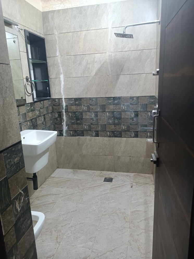 Bathroom, ip extension 3 Bedroom 1800 Sq.Ft. Apartment In Ip Extension Delhi 9570071