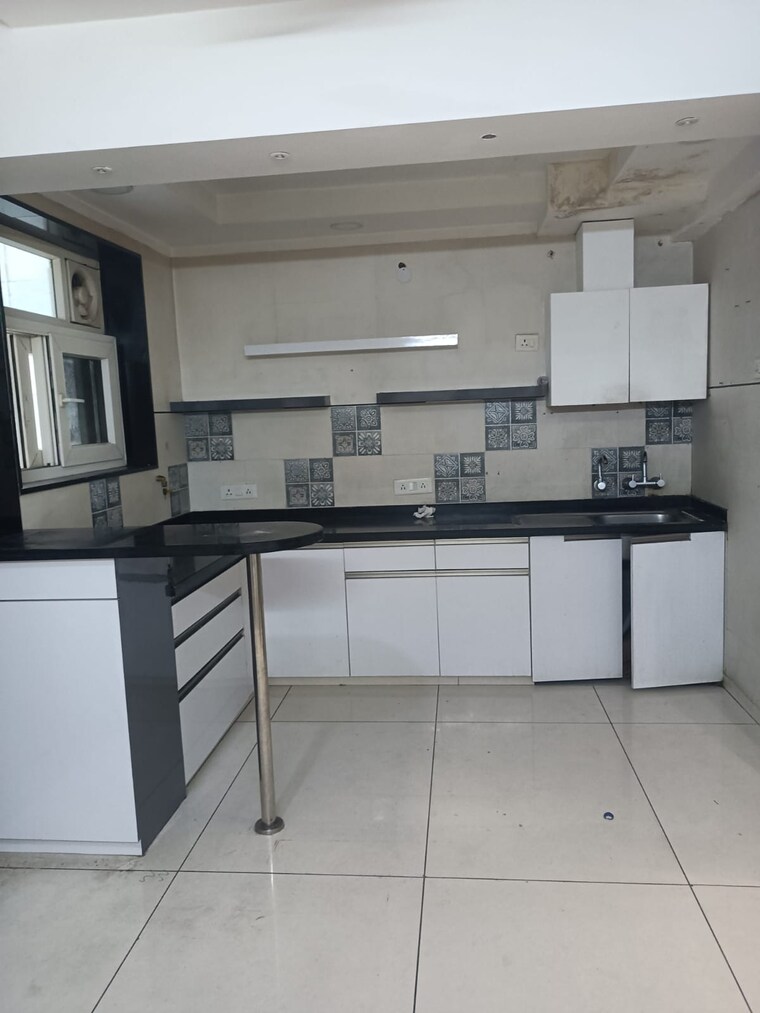 Kitchen, ip extension 3 Bedroom 1800 Sq.Ft. Apartment In Ip Extension Delhi 9570071