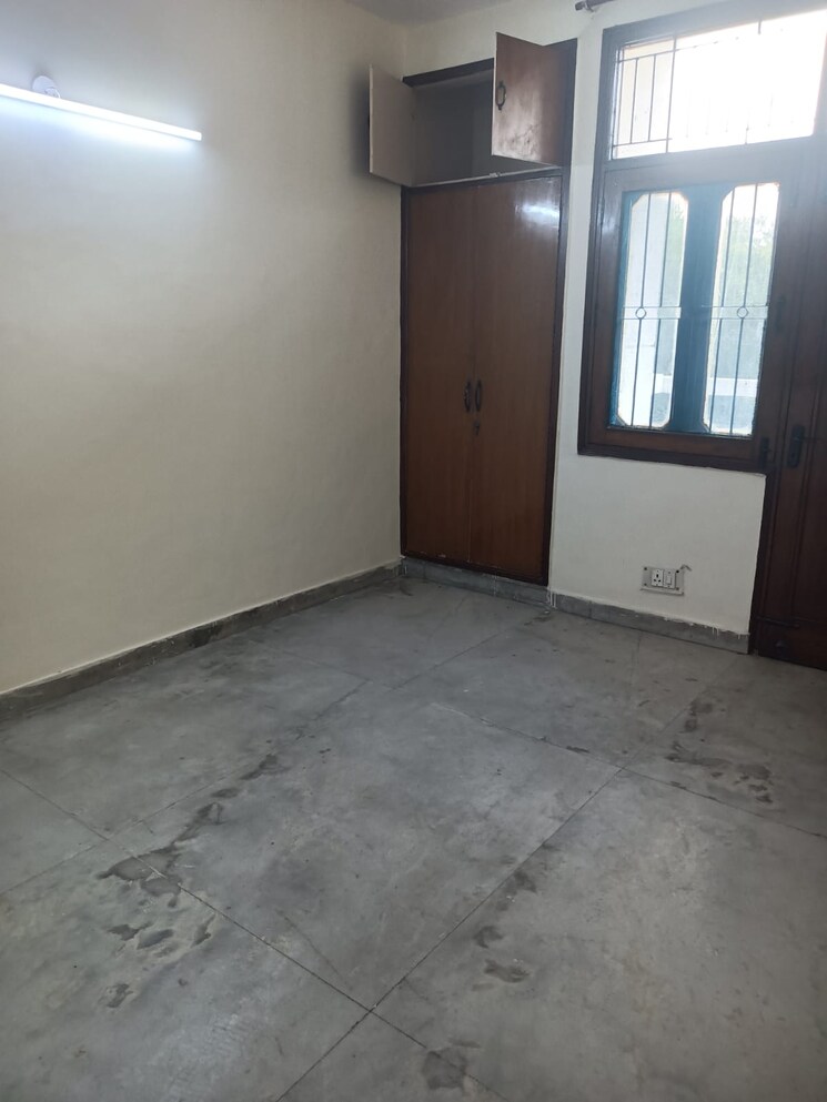 Bedroom, yojna vihar 3 Bedroom 1800 Sq.Ft. Builder Floor In Yojna Vihar Delhi 9570080