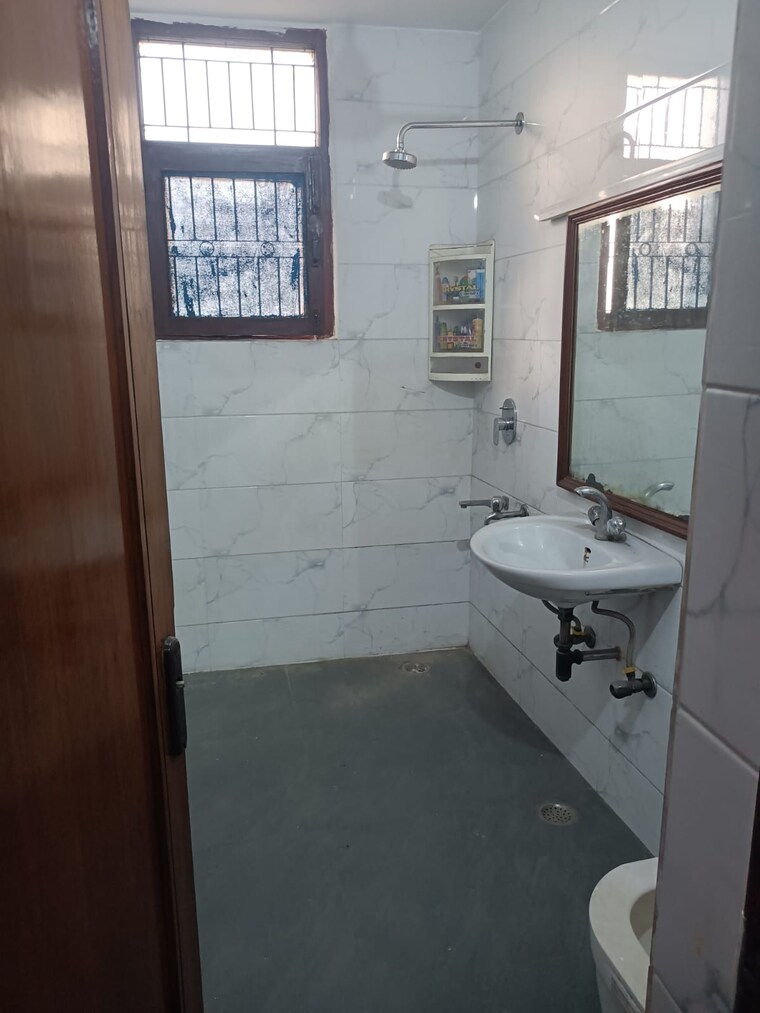 Bathroom, yojna vihar 3 Bedroom 1800 Sq.Ft. Builder Floor In Yojna Vihar Delhi 9570080