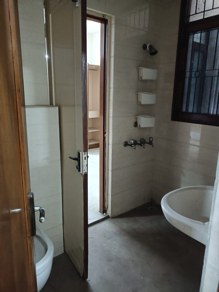 Bathroom, yojna vihar 3 Bedroom 1800 Sq.Ft. Builder Floor In Yojna Vihar Delhi 9570080