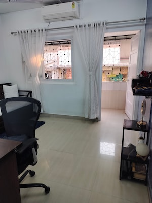Team Area in 2 BHK Apartment at Santacruz West – for Sale