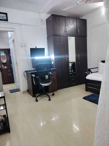 Team Area in 2 BHK Apartment at Santacruz West – for Sale