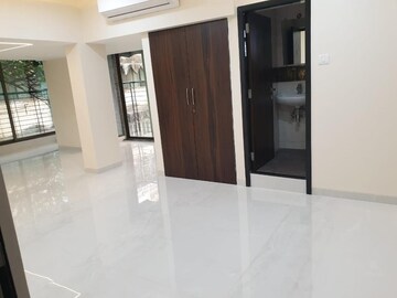 Room in 4 BHK Apartment at Santacruz West – for Sale