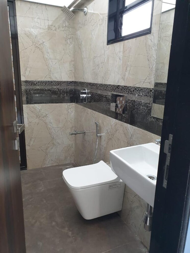 Attached Bathroom, santacruz west 4 Bedroom 1480 Sq.Ft. Apartment In Santacruz West Mumbai 9570113