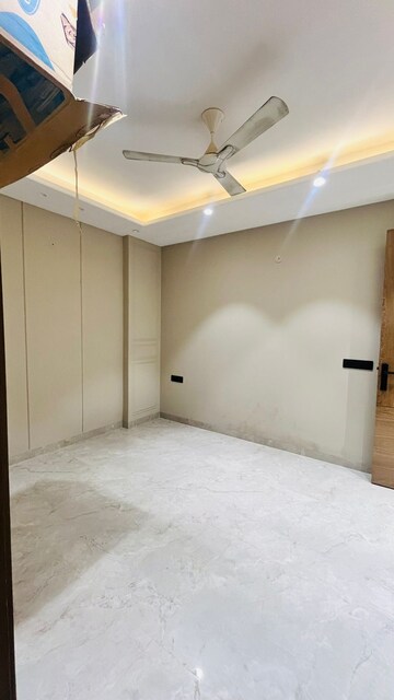 Room in 3 BHK Builder Floor at Anant Raj Ashok Estate, Sector 63a – for Sale