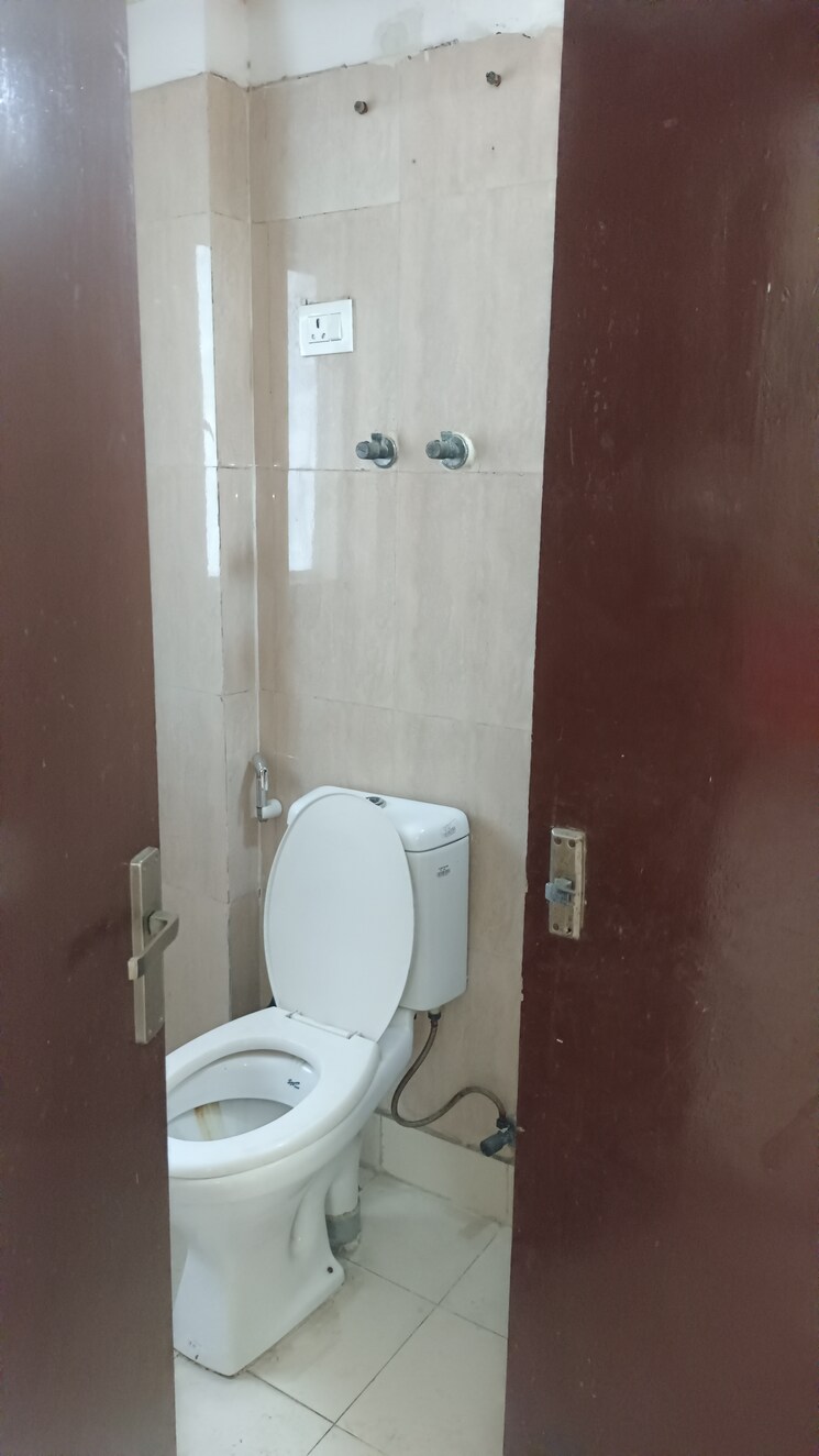Bathroom, skytech-matrott 2 Bedroom 1150 Sq.Ft. Apartment In Sector 76 Noida 9570150