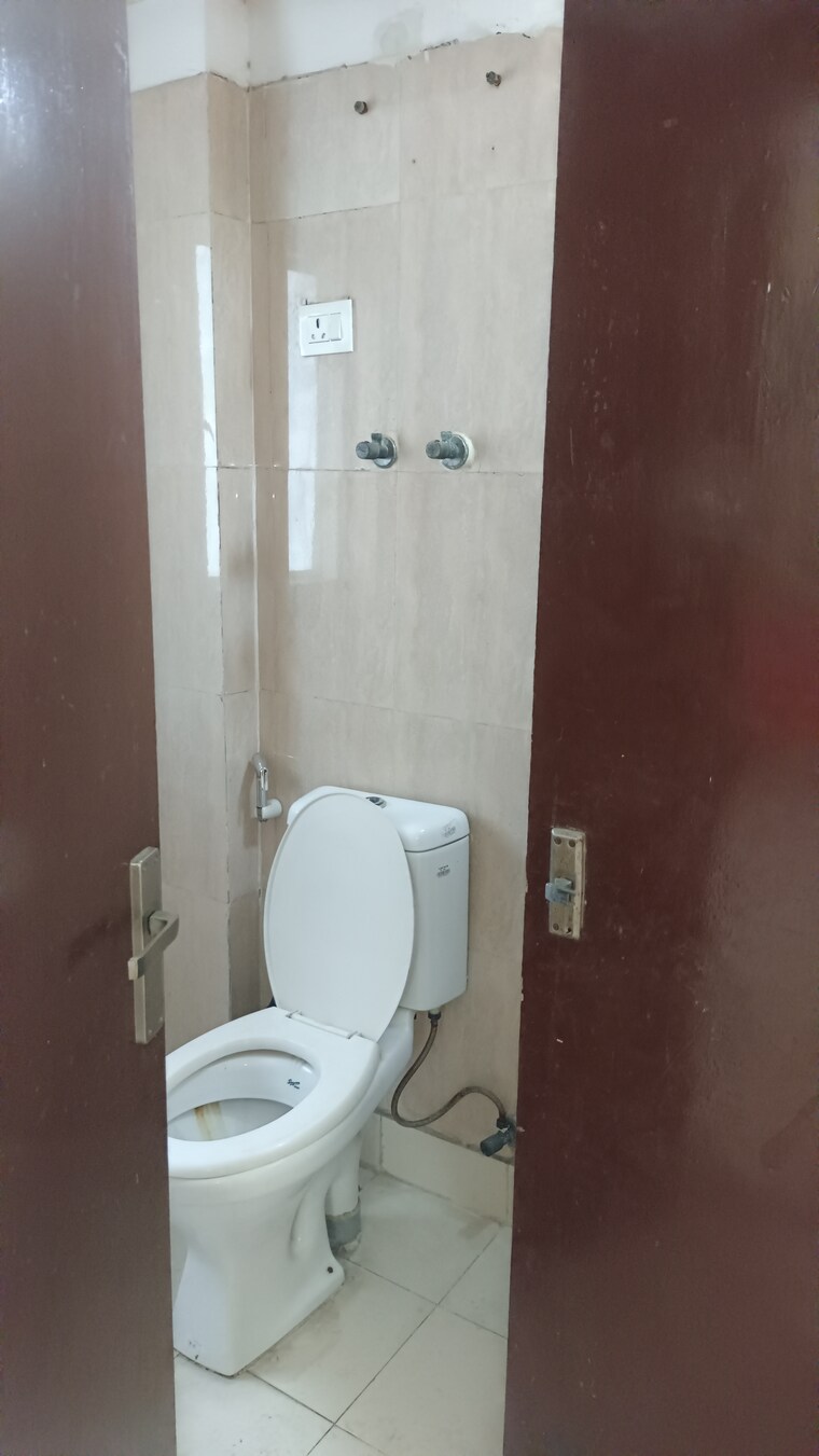 Bathroom, skytech-matrott 2 Bedroom 1150 Sq.Ft. Apartment In Sector 76 Noida 9570150