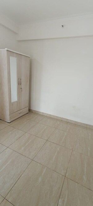 Room in 2 BHK Apartment at Panchsheel Greens II, Sector 16 Greater Noida – for Rent