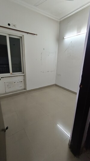 Room in 2 BHK Apartment at Antriksh Golf View, Sector 78 – for Rent