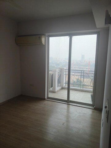 Room in 3 BHK Apartment at DLF Regal Gardens, Sector 90 – for Rent