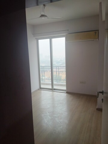 Room in 3 BHK Apartment at DLF Regal Gardens, Sector 90 – for Rent