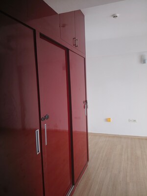 Furnished Amenities in 3 BHK Apartment at DLF Regal Gardens, Sector 90 – for Rent