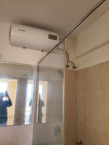 Furnished Amenities in 3 BHK Apartment at DLF Regal Gardens, Sector 90 – for Rent