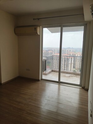 Room in 3 BHK Apartment at DLF Regal Gardens, Sector 90 – for Rent